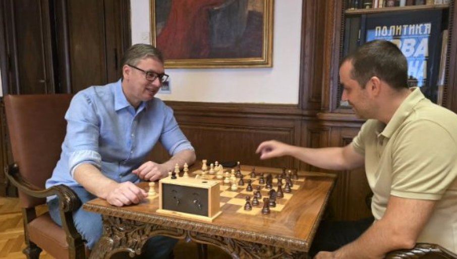 Stiže li konačni mat: Vučić objavio fotografiju iz Predsjedništva kako igra šah