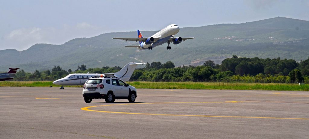 Maloljetnik iz Turske zadržan na Aerodromu Podgorica zbog sumnjivog pasoša