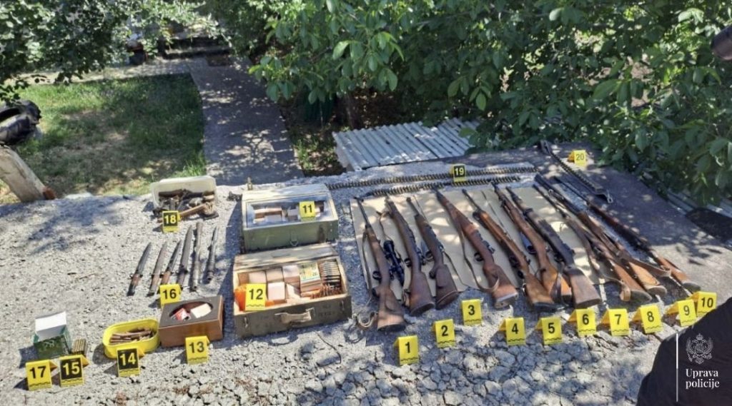 Policija u Kolašinu uhapsila osobu kod koje je pronađeno 10 komada oružja i 1.200 komada municije