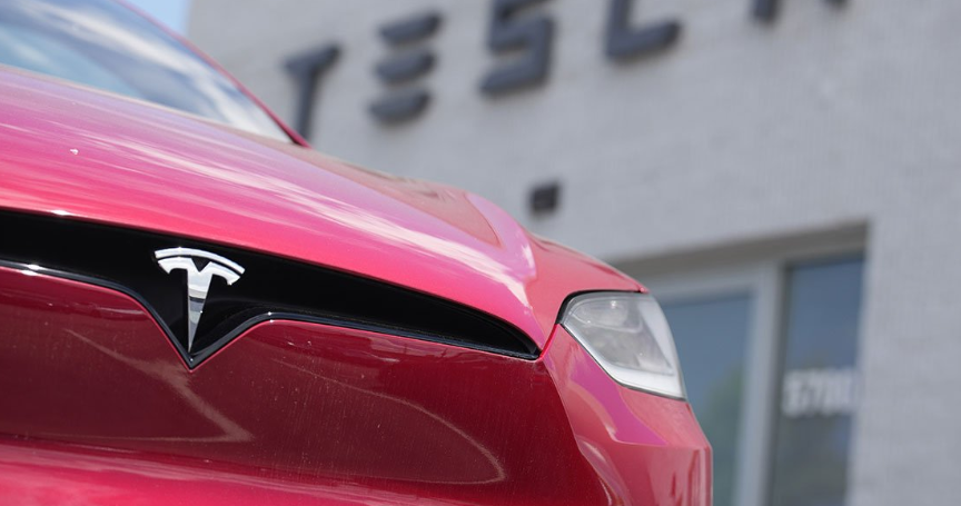 Tesla ga odveo pravo na šine, vozač krivi autopilot (FOTO)