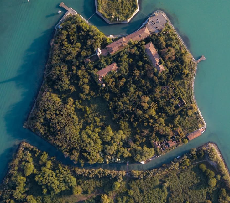 Na Jadranu postoji ostrvo koje je ZABRANJENO ZA TURISTE: Ovde je spaljeno 160.000 ljudi, kažu da je UKLETO