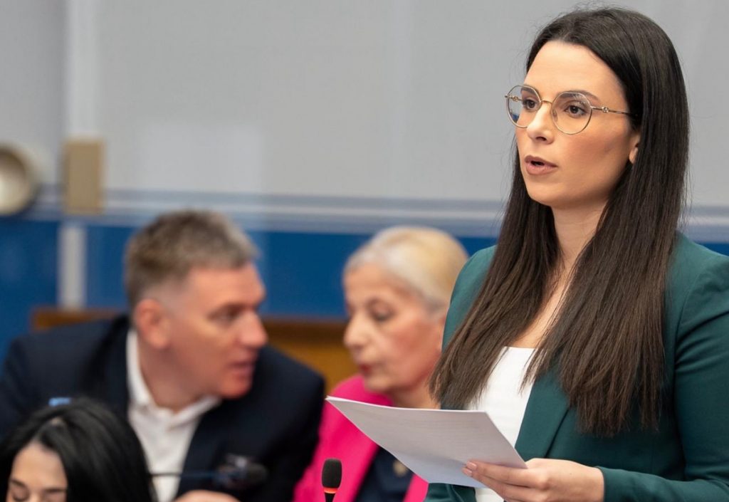 Popović: Dok Mandić osmijehom ponižava Crnu Goru u tome mu pomaže policija