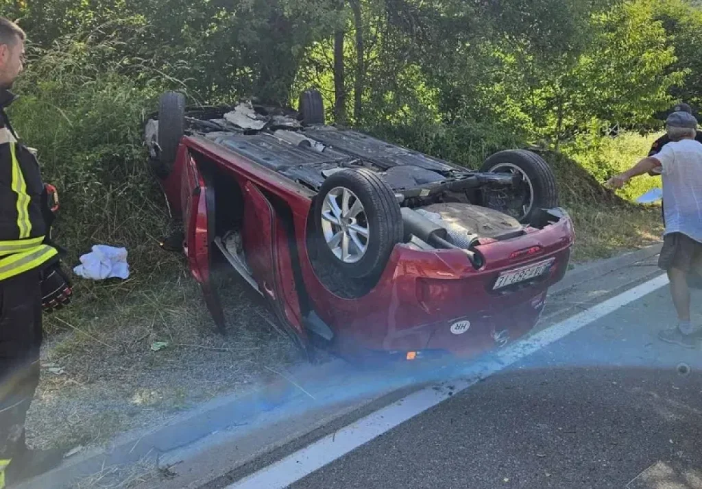 Udes na Obzovici: Prevrnuo se auto hrvatskih tablica, dvije osobe lakše povrijeđene