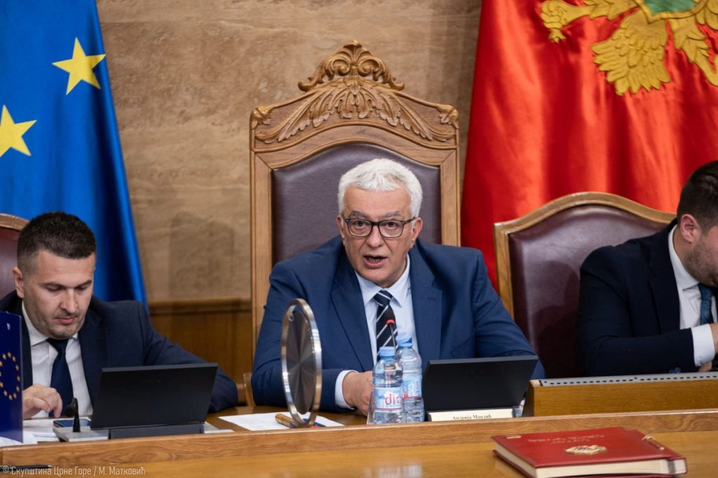 Mandić održao „vaspitnu“ DPS-u: I dalje vas poklapa oreol Mila Đukanovića a mi imamo novi srpski odgovor za nova vremena; Danas nema šikaniranja zaposlenih kao što je bilo u vaše vrijeme!