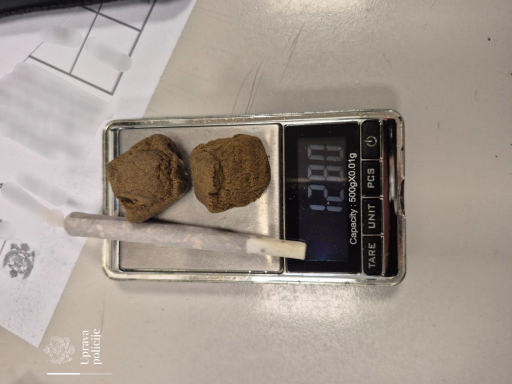 Uhapšene dvije osobe, pronađena droga, novac, tekstilna roba…