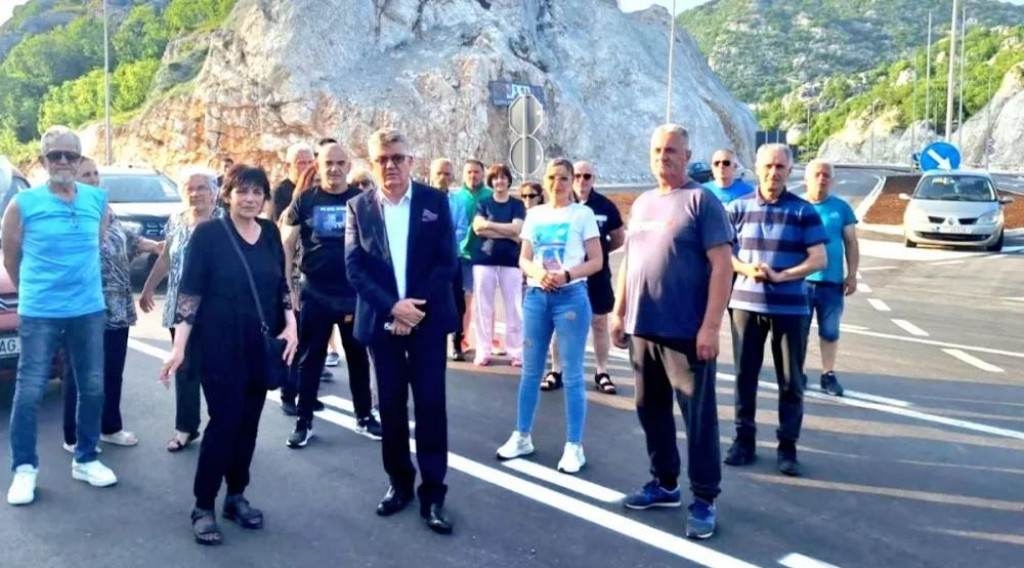 Hrvatska diplomatska hobotnica ne skuplja pipke: Nije dovoljno što nas njihovi ministri i evroposlanici ponižavaju gdje stignu, sada moramo da trpimo i Grubišićevo saučestvovanje u blokadama