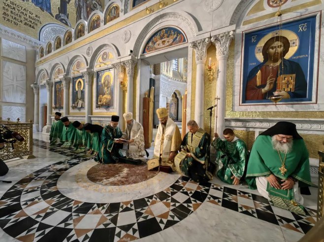 Svečano ispraćena ruka Svetog Save poslije liturgije koju je služio patrijarh Porfirije