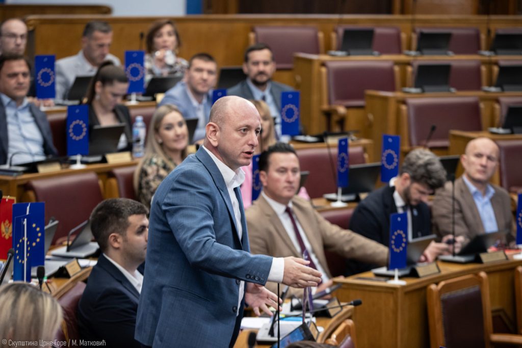 Knežević pita Milatovića: Koja je razlika između “Dogodine u Prizrenu” i “Dogodine u Kopenhagenu”?