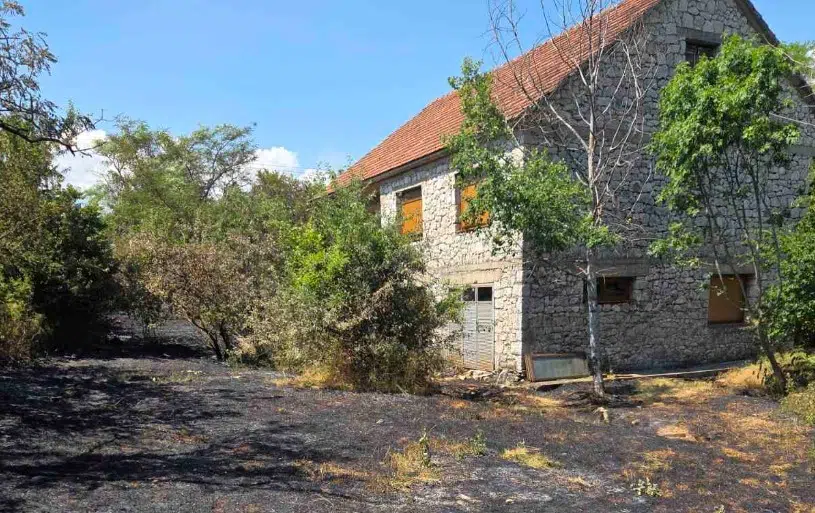 Vatrogasci u Nikšiću spasili tri kuće, požar podmetnut
