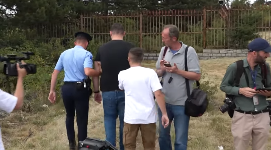 (VIDEO) Prištinska policija ponovo teroriše građane Crne Gore: 15 osoba iz Crne Gore koji su pošli da proslave Vidovdan uhapšeni pa pušteni, među njima i maloljetna djevojčica!