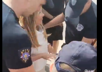 Poslanica stranke Miroslava Aleksića izvukla nož ispred Skupštine (VIDEO)