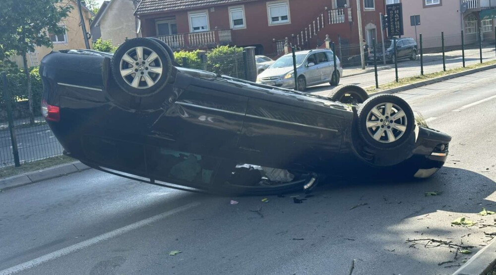 Automobil završio na krovu, povrijeđene dvije osobe