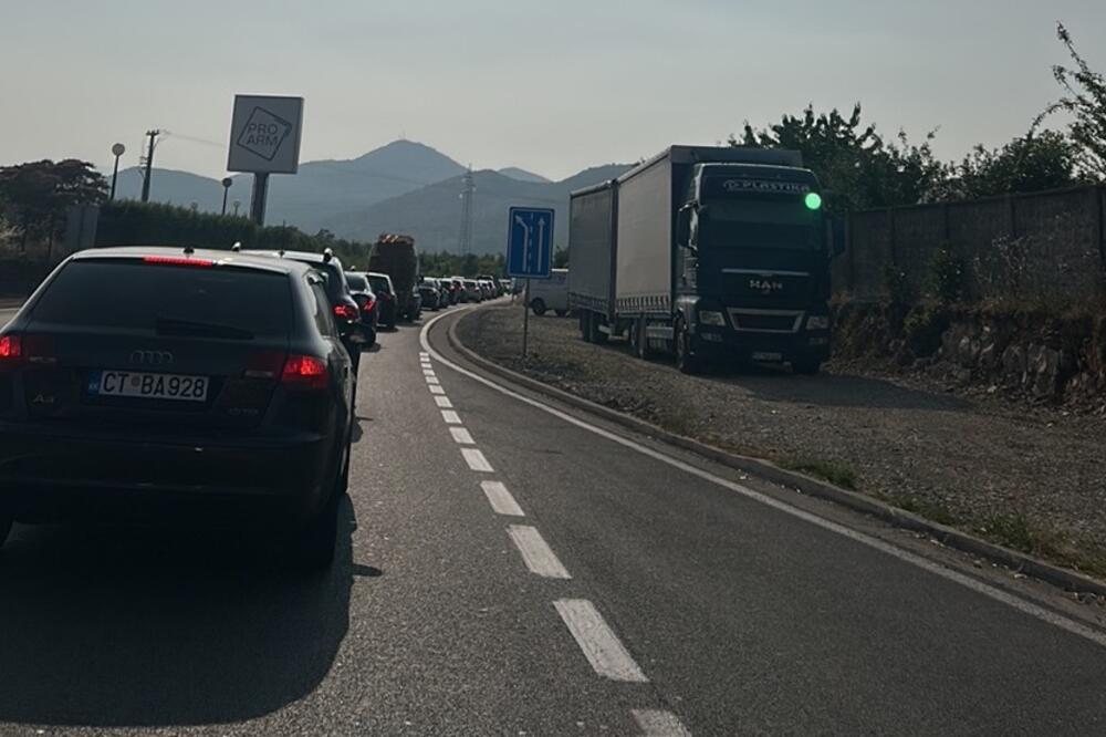Saobraćajna nezgoda na putu Podgorica – Cetinje: Povrijeđene tri osobe