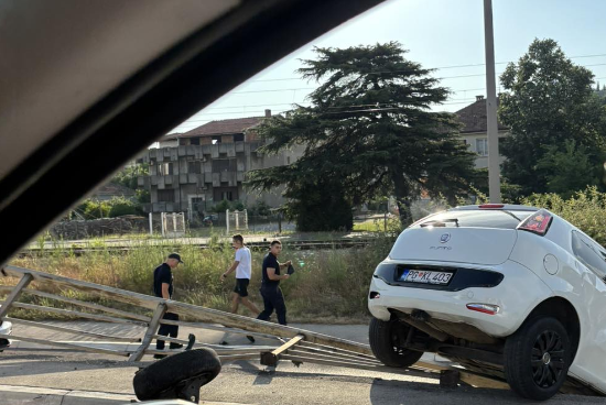 Saobraćajna nezgoda u Podgorici: Automobil sletio sa obilaznice