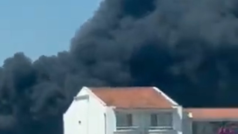 Veliki požar u Ulcinju: Gust dim na putu prema Velikoj plaži (VIDEO)
