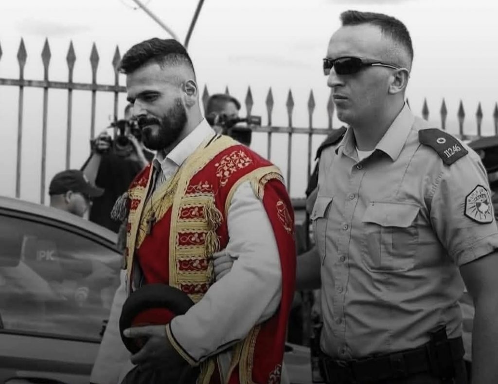 Alo, ministre Ibrahimoviću, čujemo li se? Smiješ li osuditi hapšenje na Kosmetu zbog crnogorske nošnje?