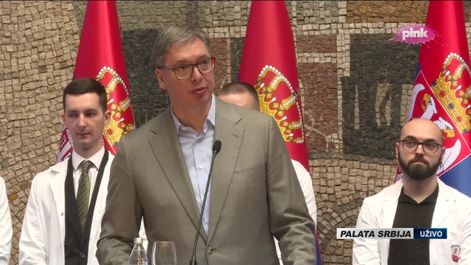Vučić uručio ugovore o radu najboljim studentima Medicinskog fakulteta i srednjih škola; Uvijek budite takvi – najbolji, najmarljiviji, najposvećeniji i naj