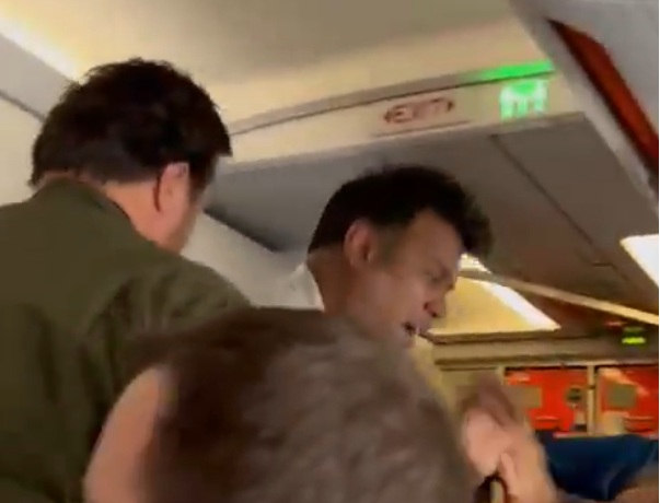 Pogledajte kako je hrabri Srbin savladao muškarca u avionu