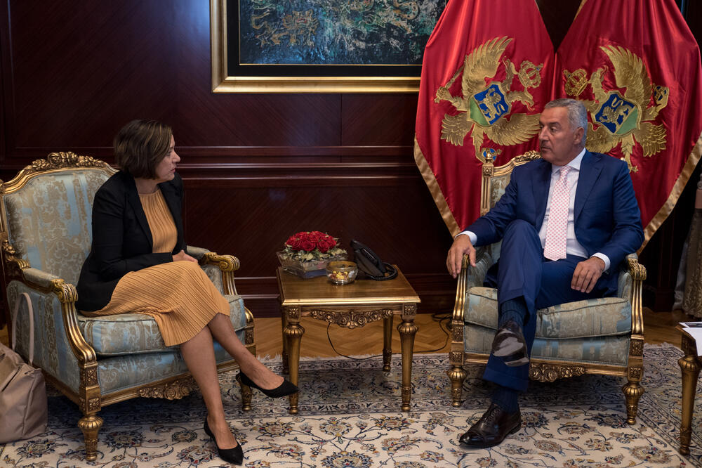 „Osvježilo, posmrzasmo“: Milova ambasadorka predložena za diplomatsku funkciju Crne Gore u Francuskoj!