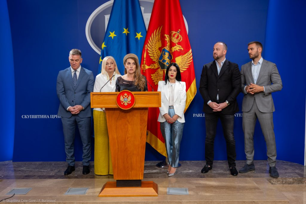 Opozicija u Crnoj Gori vozi u rikverc: Prošlost im je jedina budućnost, umjesto ekonomije pričaju o četnicima i partizanima!