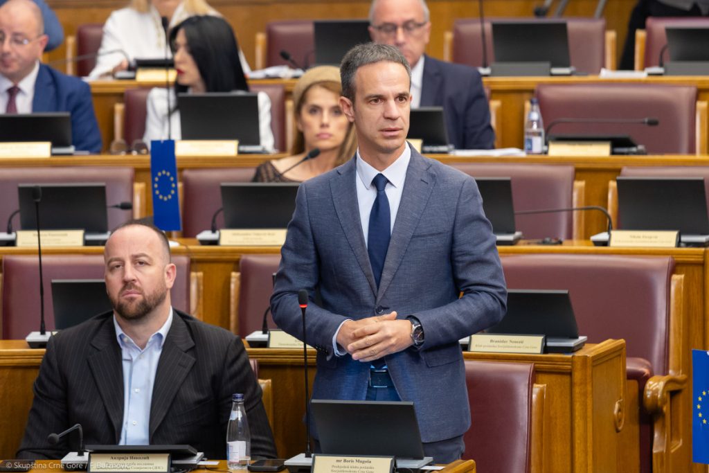 Mugoša tvrdi da Skupština nikad nije bila na nižem nivou, a zaboravlja na „Bravo, kreteni“