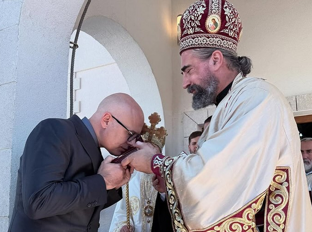 (FOTO) Mitropolit Metodije odlikovao Aleksandra Vučića, nagradu primio Miloš Vučević; „Nesebično se zalaže za očuvanje duhovnog i nacionalnog jedinstva srpskog naroda“