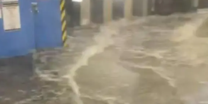 Apokaliptične scene u Njujorku, bujica nosi sve pred sobom: Metro pod vodom, putnici zarobljeni u vagonima – letovi obustavljeni, uvedeno vanredno stanje (VIDEO)