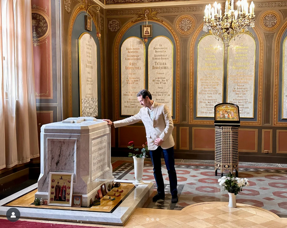 Princ Filip kraj groba Cara Nikolaja II: Sjećanje na godišnjicu stradanja Romanovih i Đenerala Draže Mihailovića