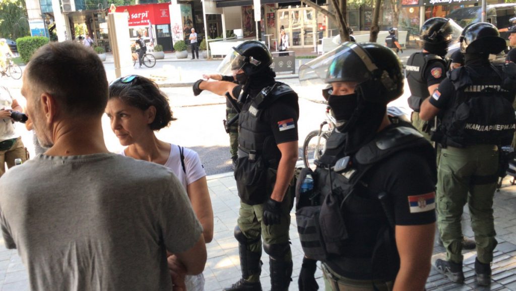 (VIDEO) Tenzično na ulicama Beograda od rane zore: Huligani razvlače kontejnere po ulicama i blokiraju ključne saobraćajnice, policija ih redom uklanja!