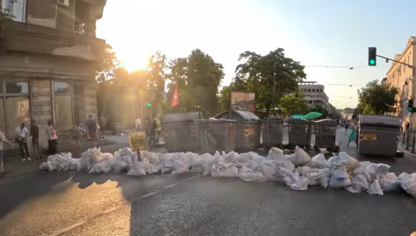 Uklonjene barikade u Zemunu: Radnici javnih preduzeća miču kontejnere i balvane koji su pobacani po ulicama