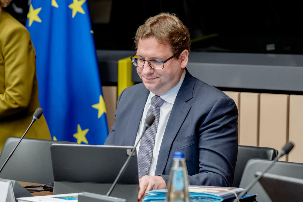 Desna ruka Ursule fon der Lajen: Čovjek koji iz sjenke vuče konce u Briselu
