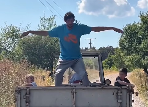 „Plakanje“ od smijeha: Bobi Marjanović oduševio fanove plesom u traktorskoj prikolici (VIDEO)