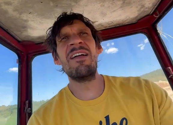 Kad Bobi sjedne u traktor, pa zapjeva narodnjake (VIDEO)