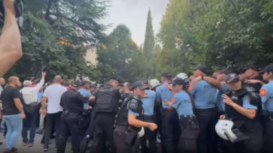 Sindikat policije: Najoštrije osuđujemo nasilničko ponašanje građana ispred Vile Gorica, šest policajaca povrijeđeno