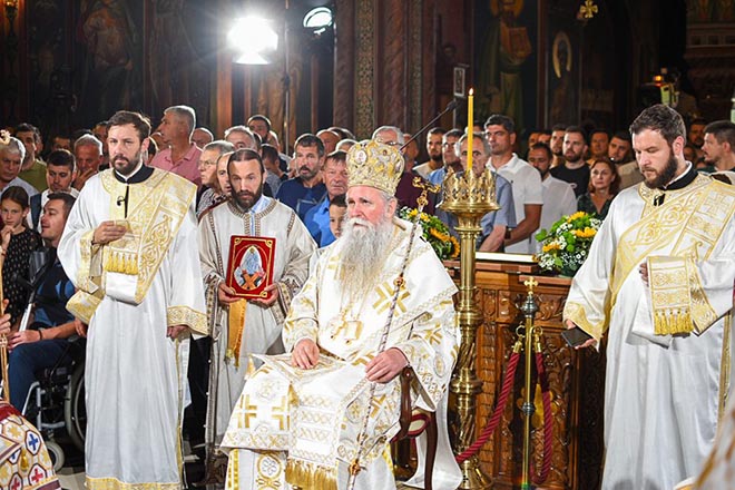 Nebo i podnebesje – vladike između četnika i komunista