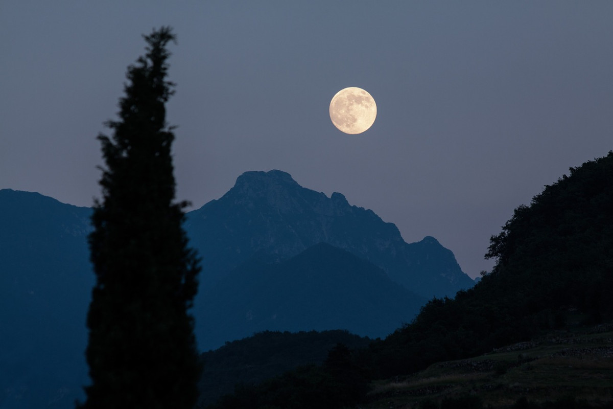 moon-182145_1280