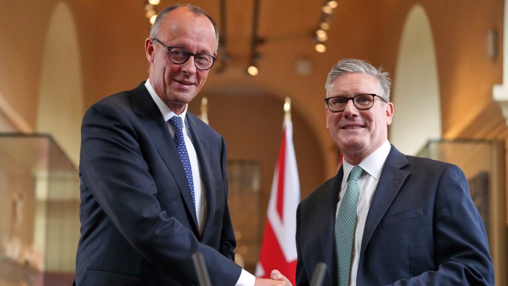 Starmer najavio da će Velika Britanija učestvovati u isporuci pomoći Gazi iz vazduha