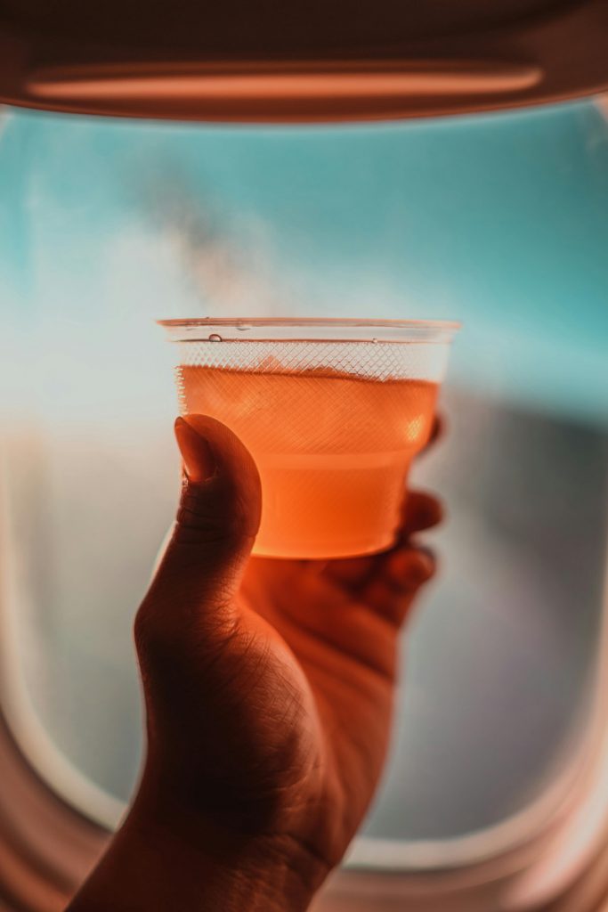Volite da popijete alkoholno piće tokom leta? Evo zašto ova navika nije preporučljiva