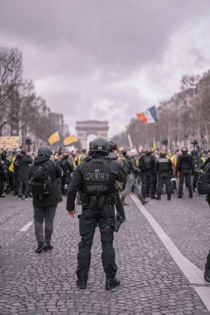 Francuska: Grupa maskiranih napadača gađala policajce granatama