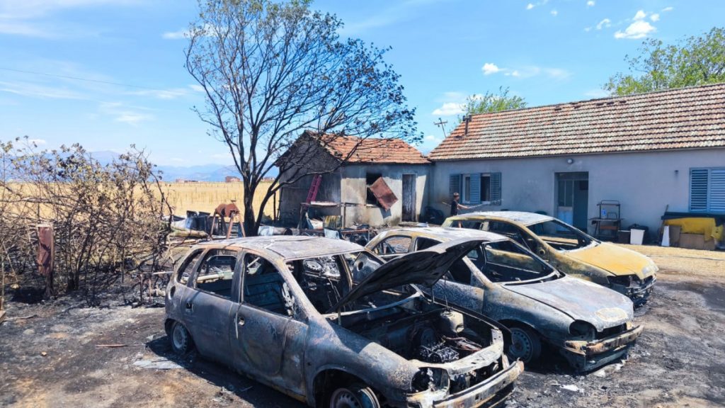 Požar u dvorištu uništio čak šest vozila (FOTO)