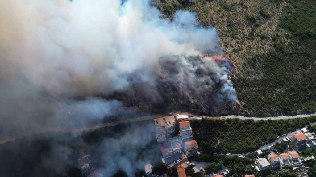 Alarmantno u Njivicama: Zbog požara turiste evakuišu brodovima