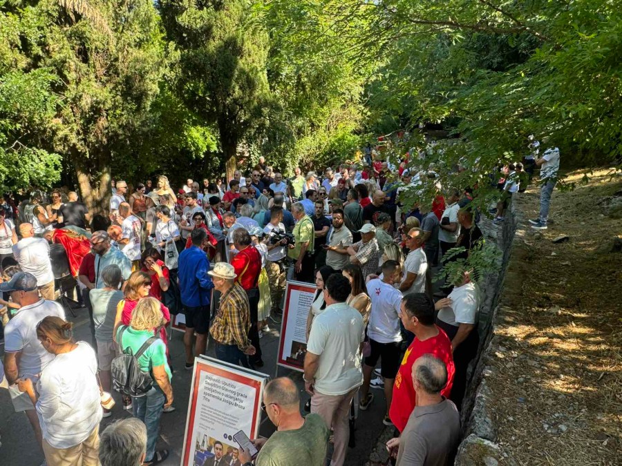 (VIDEO) Epilog derneka Dvanaestojulaca na 13. jul: Izviždali Sašu Mujovića, vrijeđali Andriju Mandića