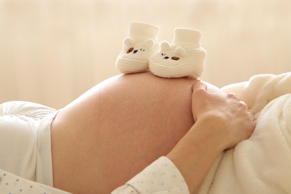 Izlaganje dimu od vejpova u trudnoći može deformisati lobanju bebe