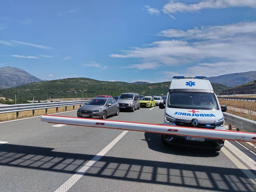 Udes na auto-putu, saobraćaj obustavljen