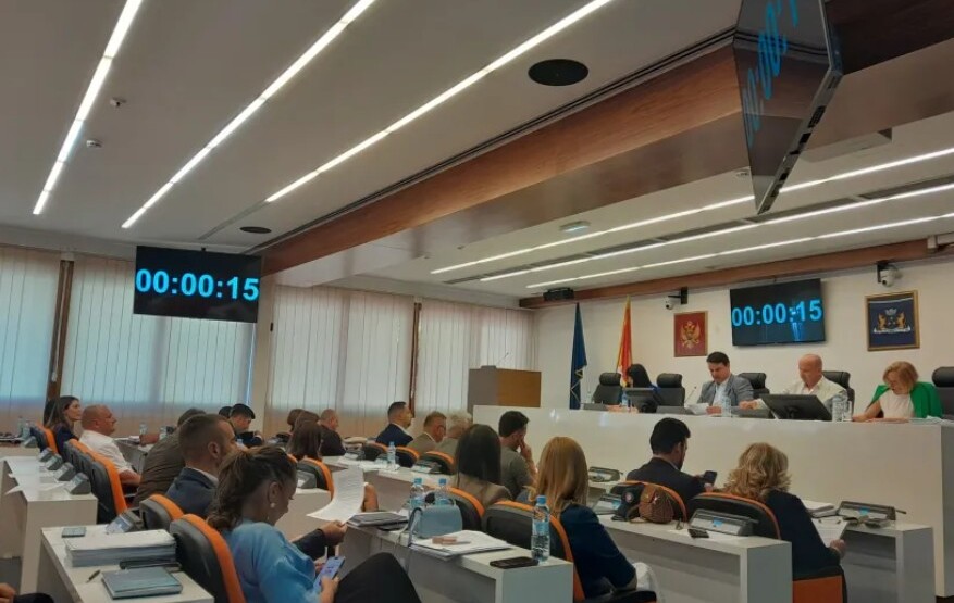 Veće naknade za budvanske odbornike, uvedene i novčane kazne za povredu reda