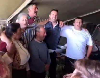 (VIDEO) Premijeru bilo veselo na Sinjajevini: Pod šatorom na Sinjajevini zapjevao – Gledala sam s Koma plava!