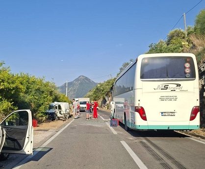 Kotor: U sudaru pikapa i autobusa povrijeđena jedna osoba