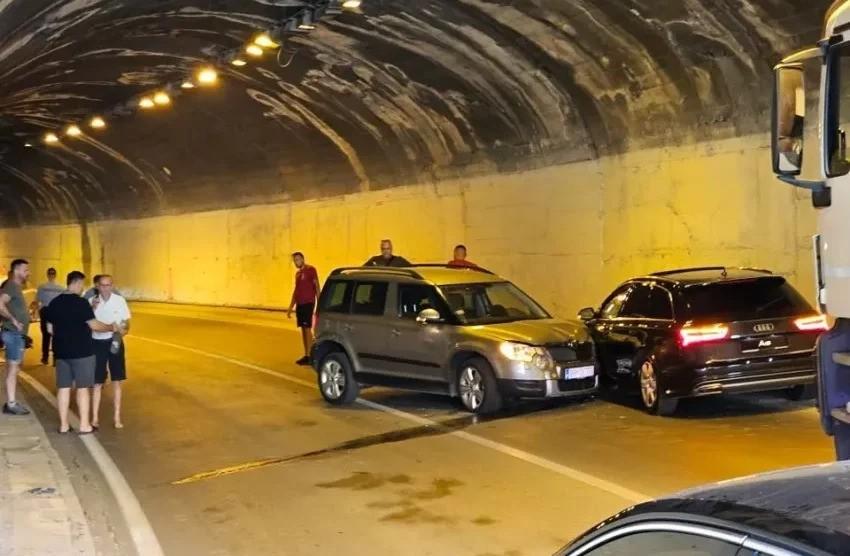 Udes u tunelu Ćafe, sudarila se tri vozila