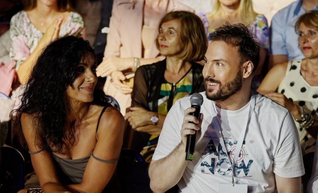 Posle više od 10 godina, nekada najpopularnija pop pjevačica u regionu – zablistala na festivalskoj sceni „Bisera Jadrana“ u Tivtu