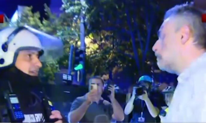 Razgovor policajca i blokadera kruži društvenim mrežama: Pogledajte kako policija čuva mir u susjednoj Srbiji – „Ovdje sam da štitim svakog građanina, da štitim grad, da štitim državu! Izbjegnimo prolivanje krvi!“